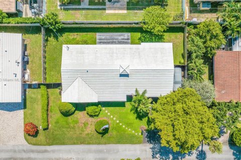 House in Pompano Beach, Florida 2 bedrooms, 158.86 sq.m. № 1948102 - photo 22