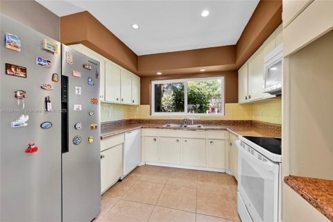 House in Pompano Beach, Florida 2 bedrooms, 158.86 sq.m. № 1948102 - photo 5