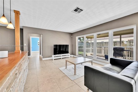 House in Pompano Beach, Florida 2 bedrooms, 158.86 sq.m. № 1948102 - photo 10