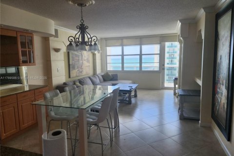 Condominio en alquiler en Hollywood, Florida, 2 dormitorios, 115.94 m2 № 1958906 - foto 4