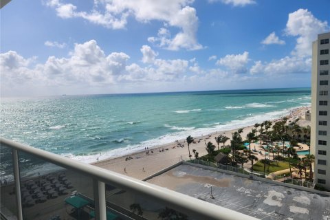 Condominio en alquiler en Hollywood, Florida, 2 dormitorios, 115.94 m2 № 1958906 - foto 1
