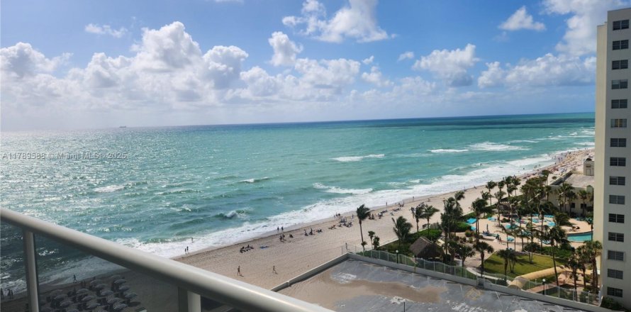 Condominio en Hollywood, Florida, 2 dormitorios № 1958906