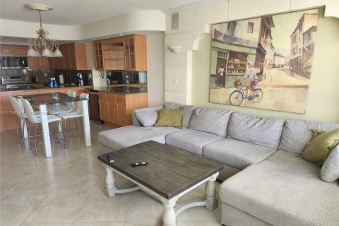 Condominio en alquiler en Hollywood, Florida, 2 dormitorios, 115.94 m2 № 1958906 - foto 3