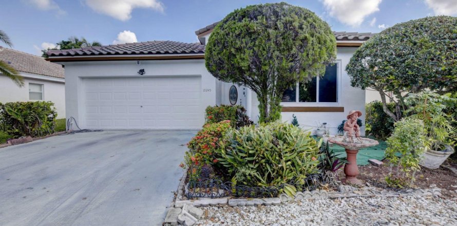 Casa en Pembroke Pines, Florida 3 dormitorios, 170.75 m2 № 2184813