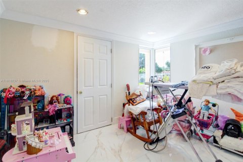 House in Miami, Florida 6 bedrooms, 264.86 sq.m. № 1775282 - photo 21