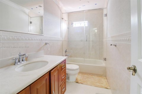 House in Miami, Florida 6 bedrooms, 264.86 sq.m. № 1775282 - photo 18