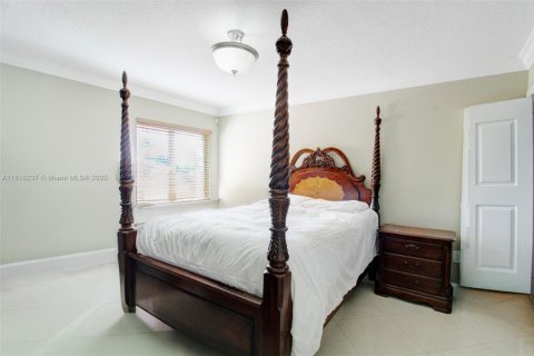 House in Miami, Florida 6 bedrooms, 264.86 sq.m. № 1775282 - photo 19