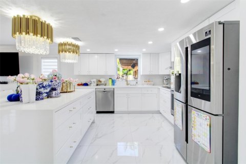 House in Miami, Florida 6 bedrooms, 264.86 sq.m. № 1775282 - photo 7