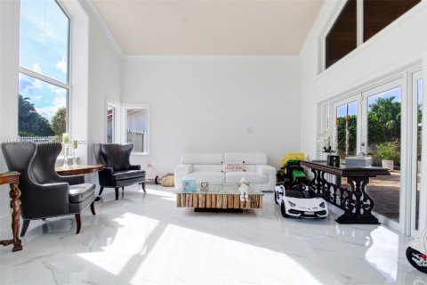 House in Miami, Florida 6 bedrooms, 264.86 sq.m. № 1775282 - photo 3