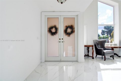 House in Miami, Florida 6 bedrooms, 264.86 sq.m. № 1775282 - photo 4
