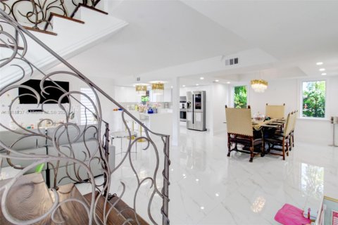House in Miami, Florida 6 bedrooms, 264.86 sq.m. № 1775282 - photo 25