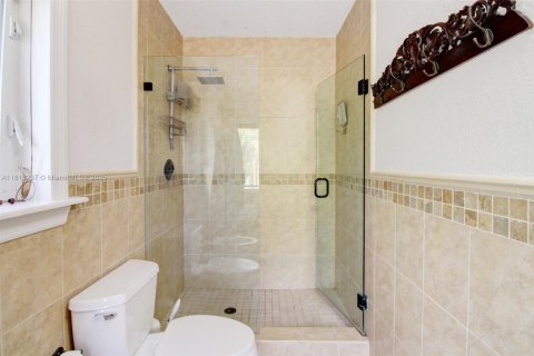 House in Miami, Florida 6 bedrooms, 264.86 sq.m. № 1775282 - photo 15