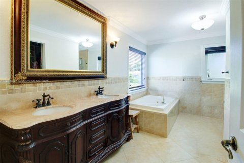 House in Miami, Florida 6 bedrooms, 264.86 sq.m. № 1775282 - photo 13