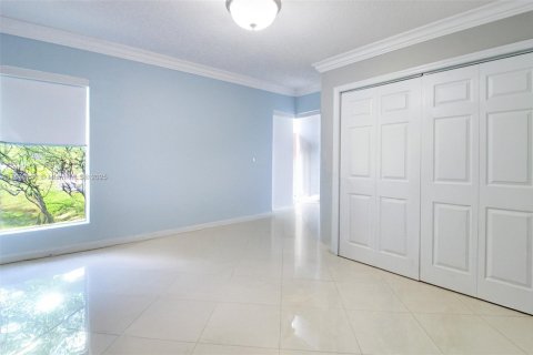 House in Miami, Florida 6 bedrooms, 264.86 sq.m. № 1775282 - photo 17