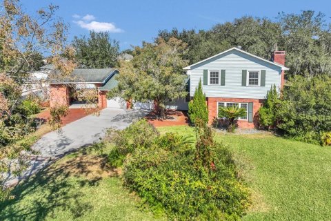 House in Auburndale, Florida 4 bedrooms, 180.42 sq.m. № 2144644