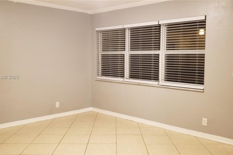 Copropriété à louer à Hallandale Beach, Floride: 2 chambres, 87.33 m2 № 1982760 - photo 5