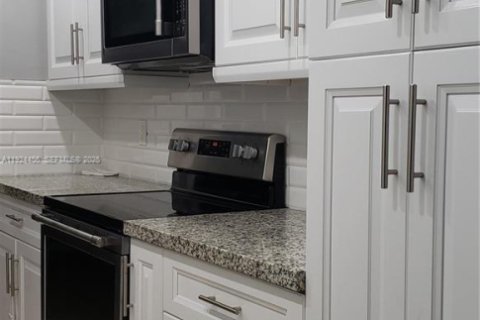 Copropriété à louer à Hallandale Beach, Floride: 2 chambres, 87.33 m2 № 1982760 - photo 1