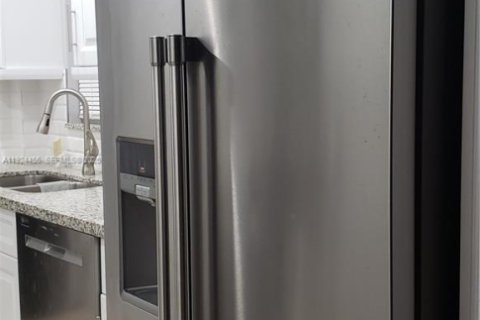 Copropriété à louer à Hallandale Beach, Floride: 2 chambres, 87.33 m2 № 1982760 - photo 4