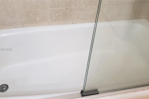 Copropriété à louer à Hallandale Beach, Floride: 2 chambres, 87.33 m2 № 1982760 - photo 9