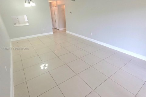 Copropriété à louer à Miami Gardens, Floride: 1 chambre, 67.82 m2 № 1977347 - photo 4