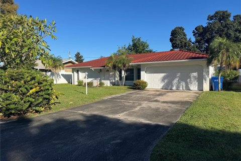 House in Largo, Florida 3 bedrooms, 125.6 sq.m. № 2431870