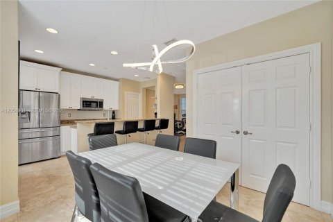 Townhouse in Wilton Manors, Florida 3 bedrooms, 200.3 sq.m. № 2189439 - photo 20