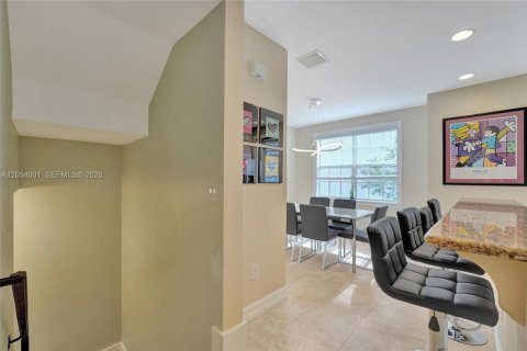 Townhouse in Wilton Manors, Florida 3 bedrooms, 200.3 sq.m. № 2189439 - photo 14