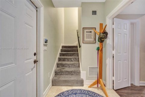 Townhouse in Wilton Manors, Florida 3 bedrooms, 200.3 sq.m. № 2189439 - photo 11