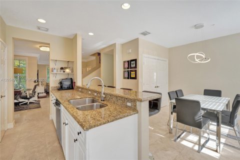 Townhouse in Wilton Manors, Florida 3 bedrooms, 200.3 sq.m. № 2189439 - photo 18