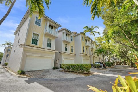 Townhouse in Wilton Manors, Florida 3 bedrooms, 200.3 sq.m. № 2189439 - photo 7