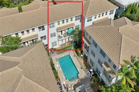 Townhouse in Wilton Manors, Florida 3 bedrooms, 200.3 sq.m. № 2189439 - photo 2