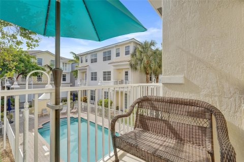 Townhouse in Wilton Manors, Florida 3 bedrooms, 200.3 sq.m. № 2189439 - photo 25