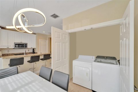 Townhouse in Wilton Manors, Florida 3 bedrooms, 200.3 sq.m. № 2189439 - photo 21