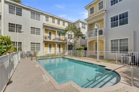 Townhouse in Wilton Manors, Florida 3 bedrooms, 200.3 sq.m. № 2189439 - photo 8