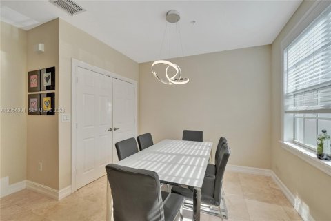 Townhouse in Wilton Manors, Florida 3 bedrooms, 200.3 sq.m. № 2189439 - photo 19