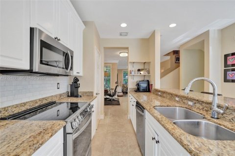 Townhouse in Wilton Manors, Florida 3 bedrooms, 200.3 sq.m. № 2189439 - photo 17