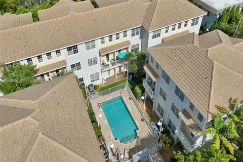Townhouse in Wilton Manors, Florida 3 bedrooms, 200.3 sq.m. № 2189439 - photo 3