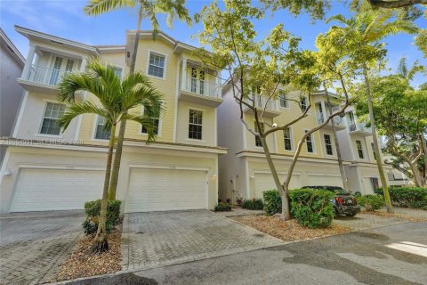 Townhouse in Wilton Manors, Florida 3 bedrooms, 200.3 sq.m. № 2189439 - photo 6