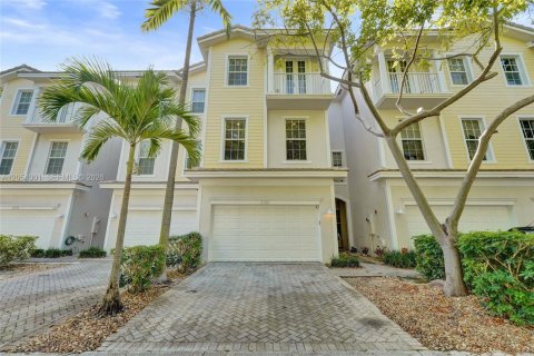 Townhouse in Wilton Manors, Florida 3 bedrooms, 200.3 sq.m. № 2189439 - photo 5