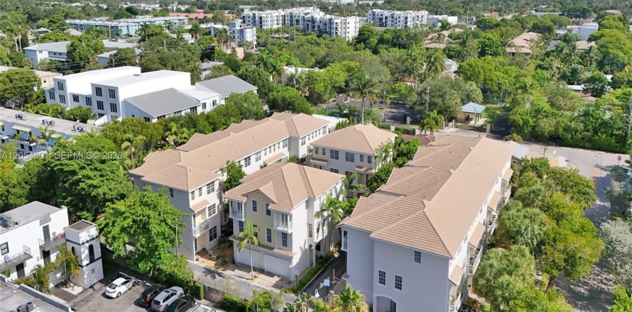 Townhouse in Wilton Manors, Florida 3 bedrooms, 200.3 sq.m. № 2189439