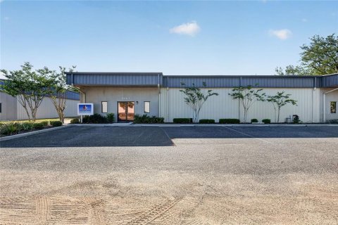 Commercial property in Leesburg, Florida № 2122440