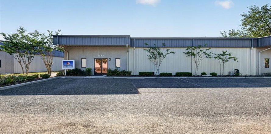 Commercial property in Leesburg, Florida № 2122440