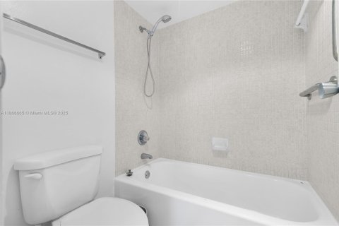 Condo in Aventura, Florida, 2 bedrooms  № 1896452 - photo 5