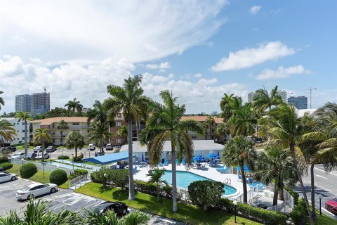 Condo in Hallandale Beach, Florida, 2 bedrooms № 2247324 - photo 11