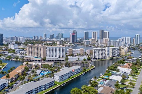 Condo in Hallandale Beach, Florida, 2 bedrooms № 2247324