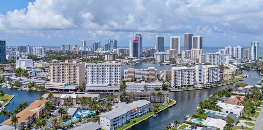 Condo in Hallandale Beach, Florida, 2 bedrooms № 2247324