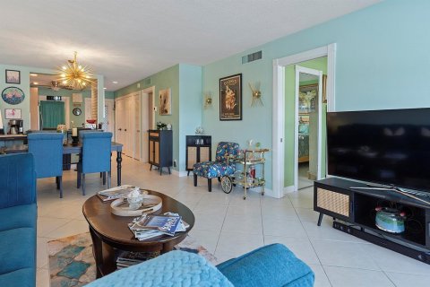 Condo in Hallandale Beach, Florida, 2 bedrooms № 2247324 - photo 29
