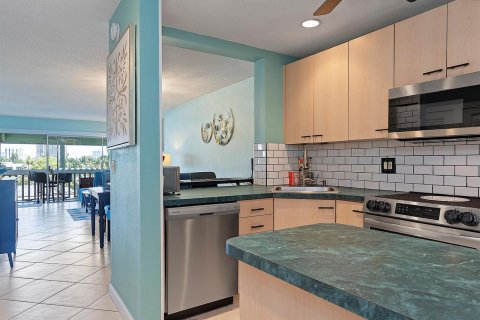 Condo in Hallandale Beach, Florida, 2 bedrooms № 2247324 - photo 15