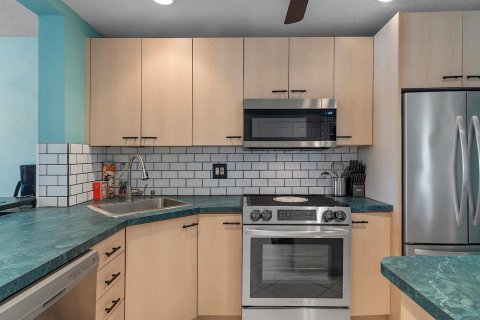 Condo in Hallandale Beach, Florida, 2 bedrooms № 2247324 - photo 13