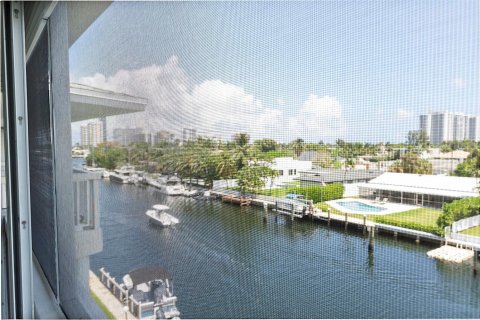 Condo in Hallandale Beach, Florida, 2 bedrooms № 2247324 - photo 2